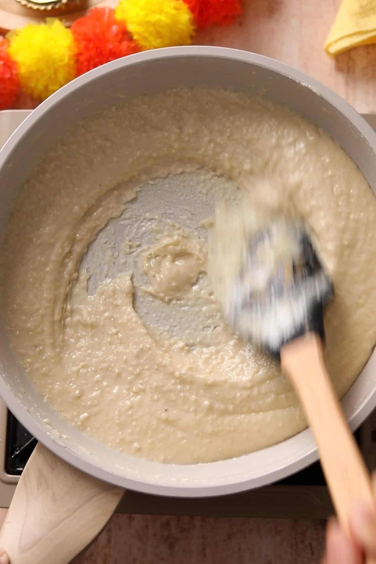 Cashew powder and milk powder are mixed in the sugar syrup.