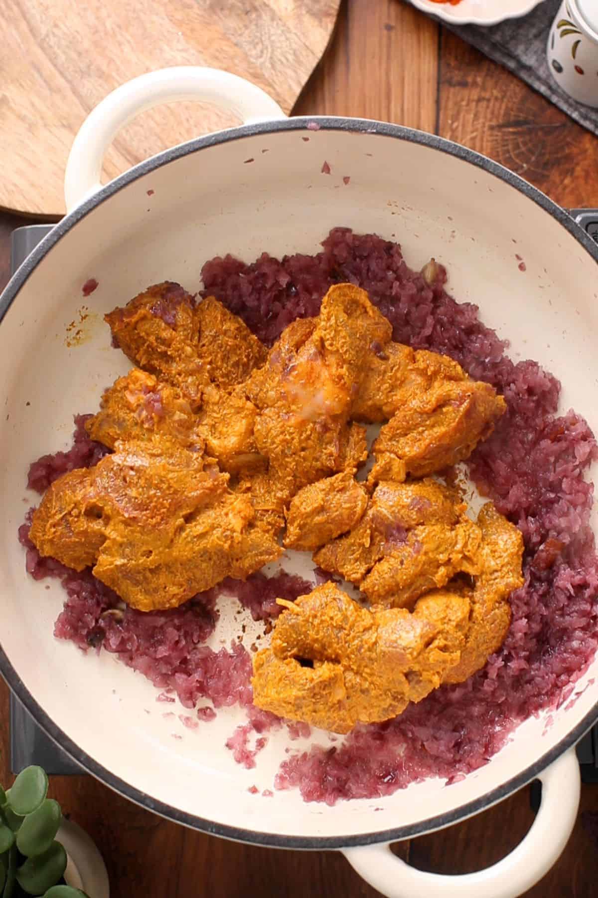 Restaurant-Style Lamb Korma (Rich & Creamy) 16 Marinated lamb is added to the soft onions.