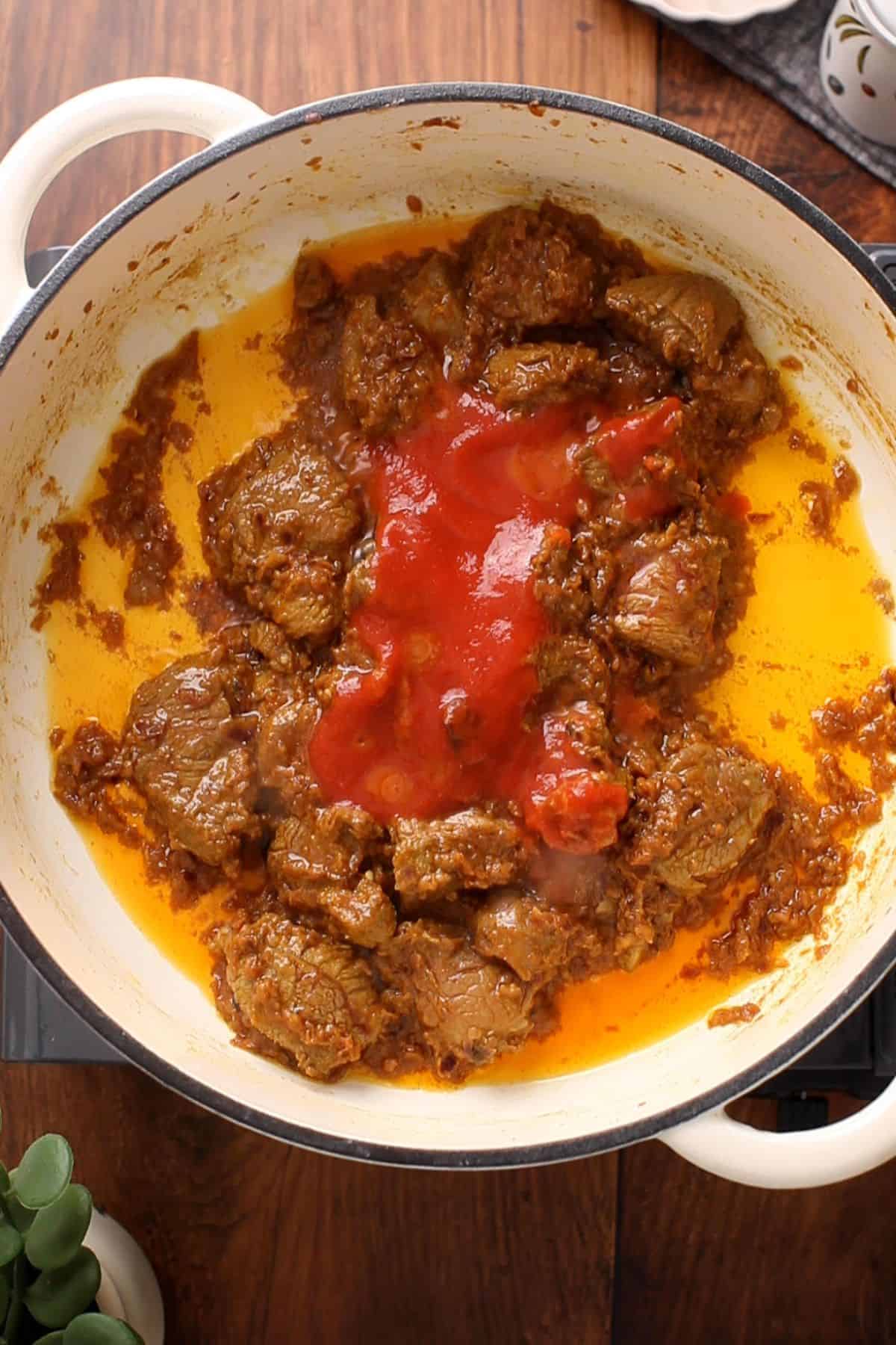 Restaurant-Style Lamb Korma (Rich & Creamy) 20 Tomato sauce is added to lamb.